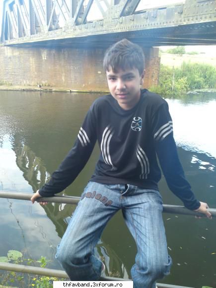 eu am un frate mai mare il cheama boby ai are 13 :zzz: familie